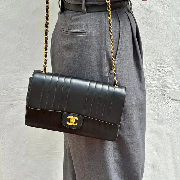 将图片加载到图库查看器，CHANEL Vintage Black Lambskin Vertical Flap Bag
