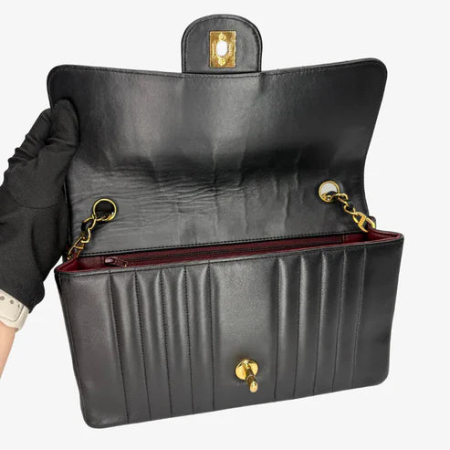 将图片加载到图库查看器，CHANEL Vintage Black Lambskin Vertical Flap Bag
