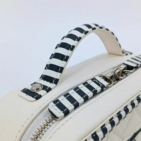 将图片加载到图库查看器，CHANEL Bicolor White/Black Caviar Leather Vanity Case Bag
