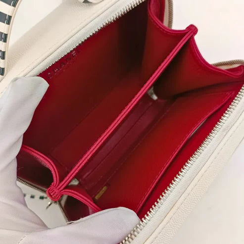 将图片加载到图库查看器，CHANEL Bicolor White/Black Caviar Leather Vanity Case Bag
