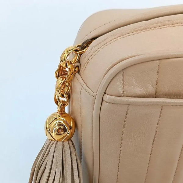 将图片加载到图库查看器，CHANEL Vintage Beige Lambskin Tassels Gold Chain Camera Bag
