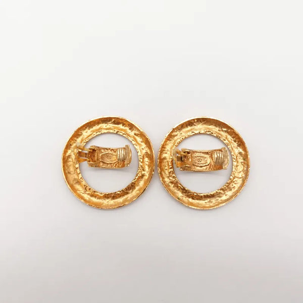 将图片加载到图库查看器，CHANEL Vintage Gold Tone Quilted Large Hoop Plated Clip-On Earrings
