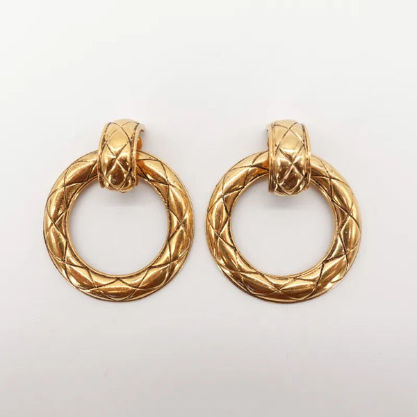将图片加载到图库查看器，CHANEL Vintage Gold Tone Quilted Large Hoop Plated Clip-On Earrings
