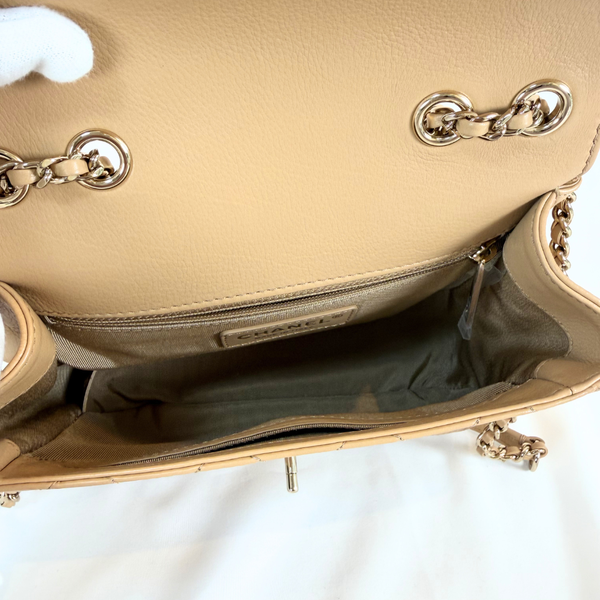 将图片加载到图库查看器，CHANEL Beige Quilted Leather Covered CC Small Crossbody Bag
