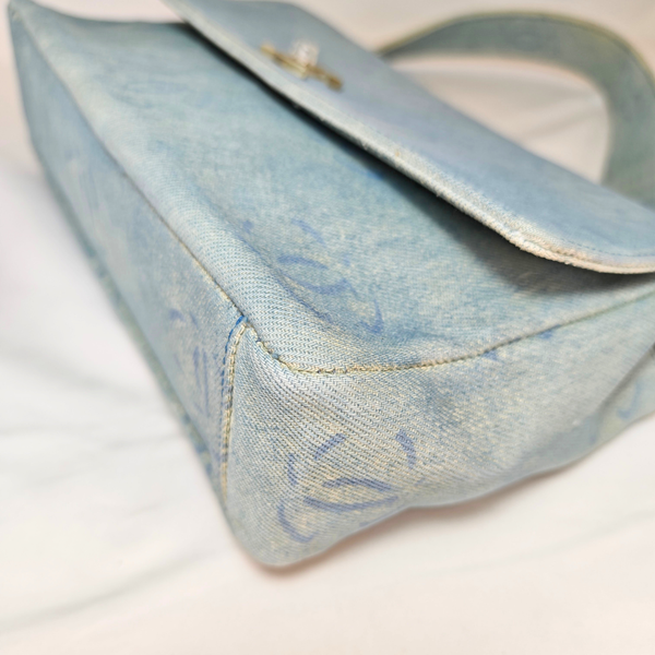 将图片加载到图库查看器，CHANEL 2002-2003 Washed Blue Denim Handbag
