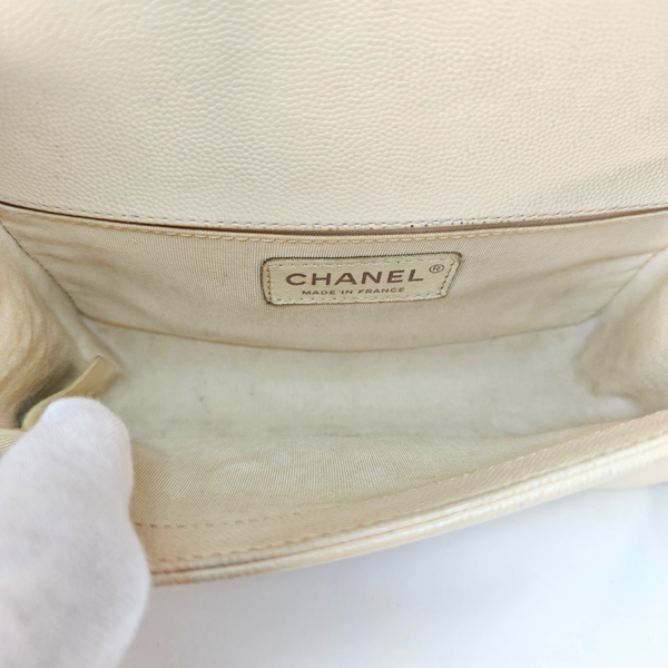 이미지를 갤러리 뷰어에 로드 , CHANEL Mini Boy White Caviar skin Flap Bag
