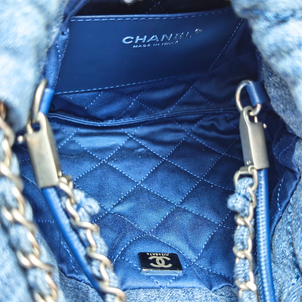 将图片加载到图库查看器，CHANEL 22 Chain Quilted Studded Denim Mini hobo bag
