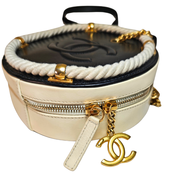 이미지를 갤러리 뷰어에 로드 , CHANEL 2019 Crumpled Calfskin En Vogue Round Shoulder Bag
